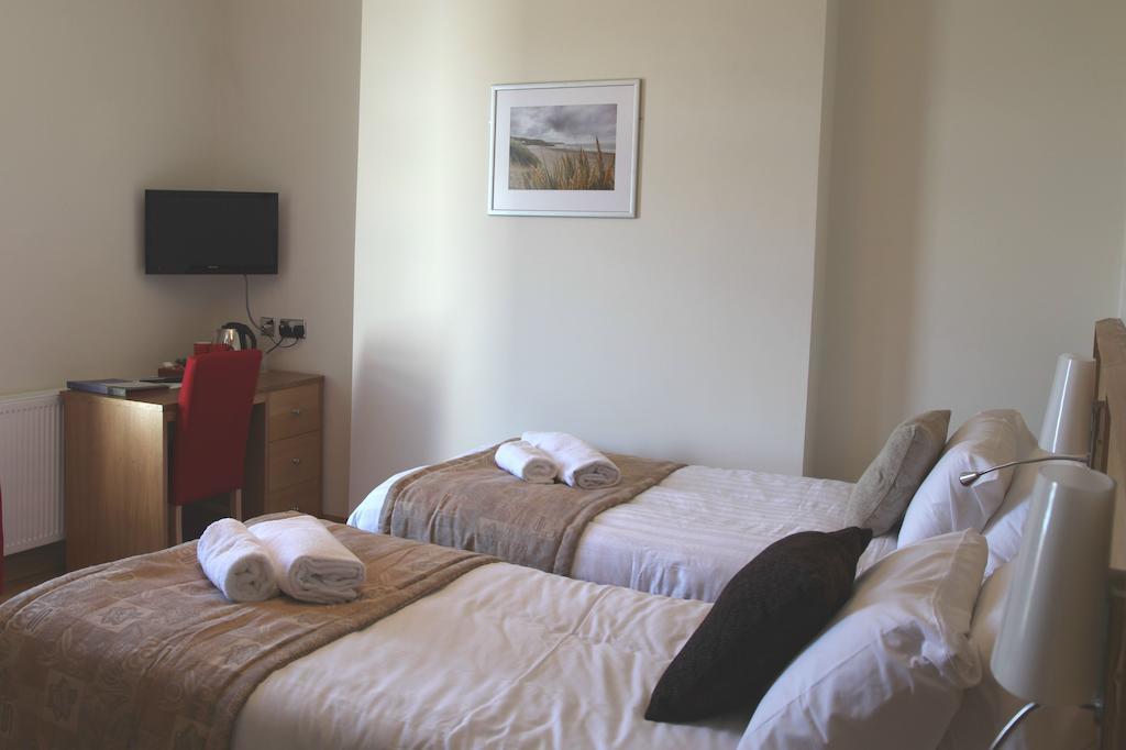 Somerfield Lodge Swansea Room photo